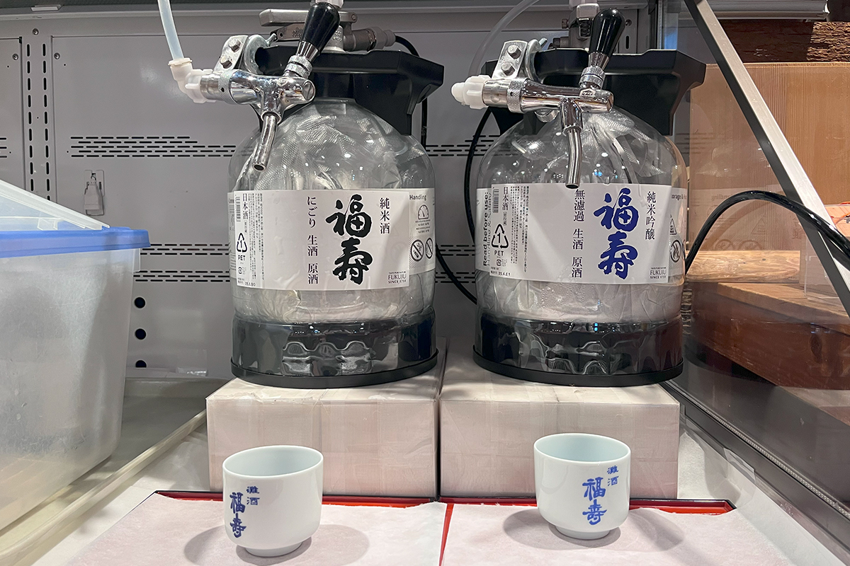 タンクから注ぐ生酒。その場でテイスティングし、気に入って買う方が多い。「ホテルに帰ってから飲む」という外国人観光客も