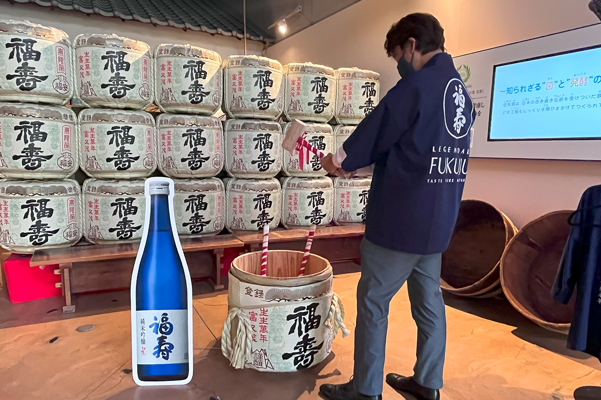 お店に入ってすぐの場所に撮影ブースを設置。はっぴを着て記念撮影ができ、インスタグラムへのハッシュタグ投稿へ誘導している。