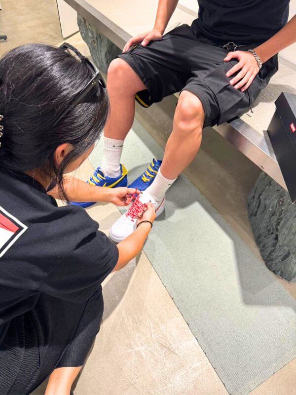 スニーカーの試着