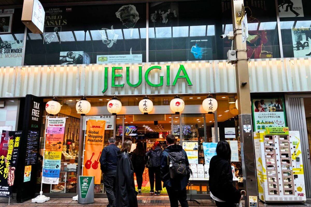 JEUGIA 三条本店 外観